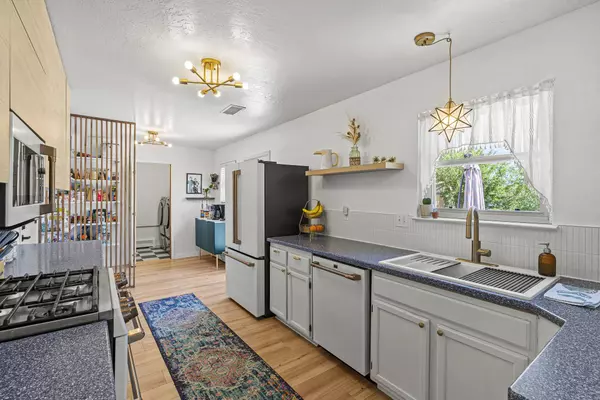 349 Garver LN, White Rock, NM 87547