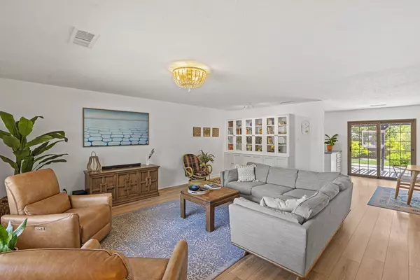 349 Garver LN, White Rock, NM 87547