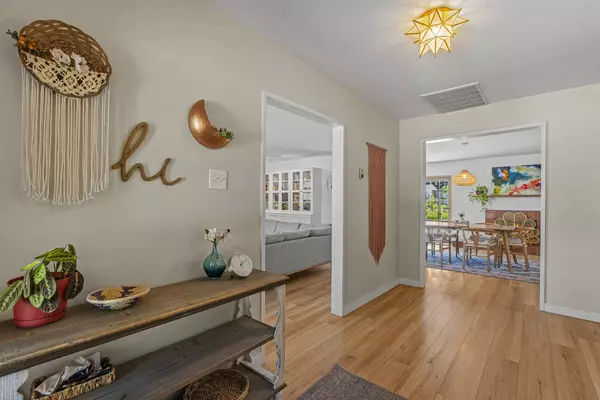 349 Garver LN, White Rock, NM 87547