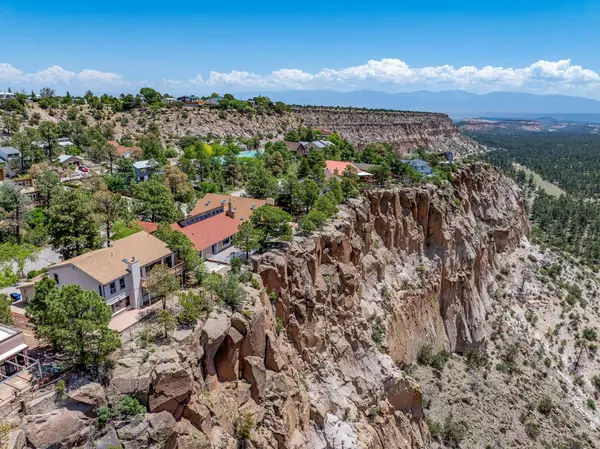 1327 San Ildefonso RD, Los Alamos, NM 87544