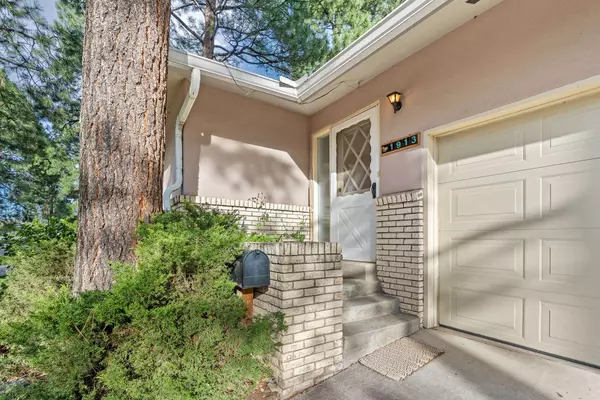 1913 Spruce, Los Alamos, NM 87544