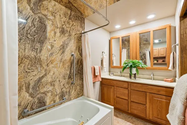 15 Los Arboles DR, Los Alamos, NM 87544