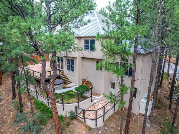 11 Primrose LN, Los Alamos, NM 87544