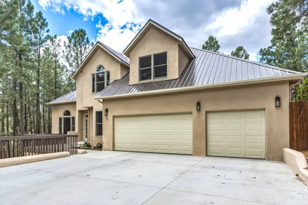 11 Primrose LN, Los Alamos, NM 87544