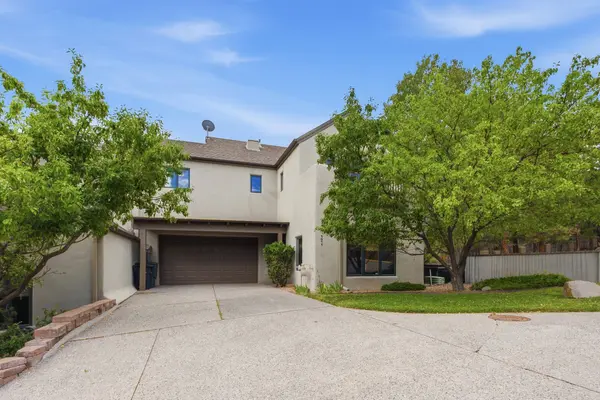 5075 Carriage House