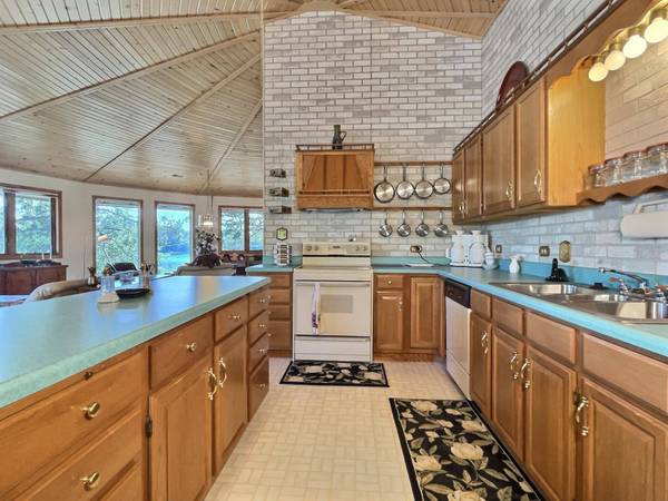 813 SILVER LAKE RD E, Eagle River, WI 54521