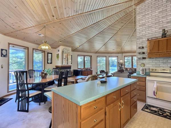 813 SILVER LAKE RD E, Eagle River, WI 54521