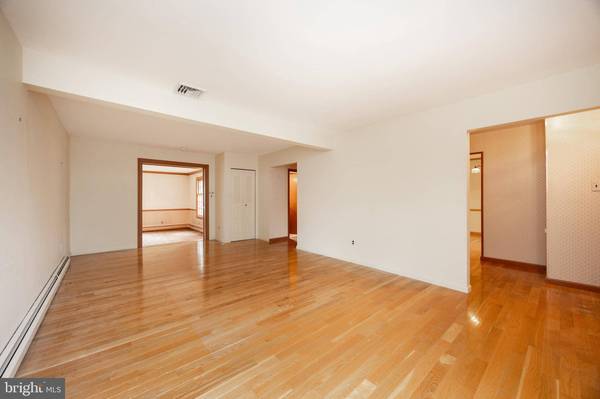 1022 MAYKUT AVE, Collegeville, PA 19426