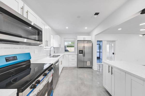 3210 N 72nd Way, Hollywood, FL 33024