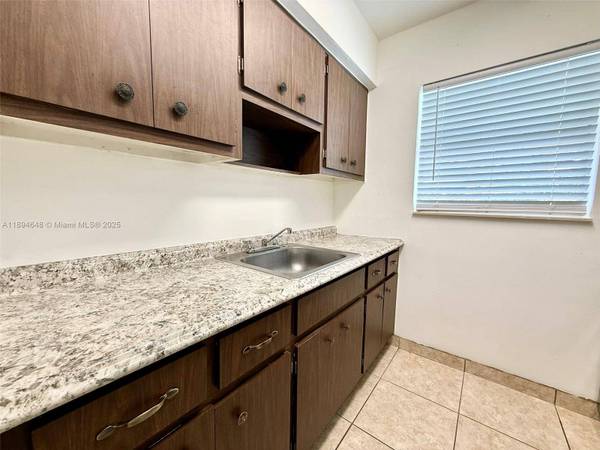 206 SE 9th Ct #3, Hallandale Beach, FL 33009