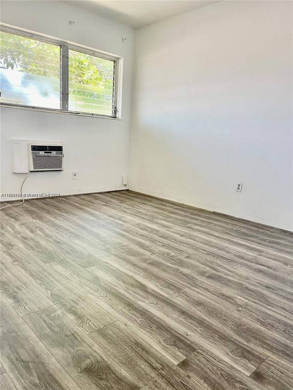 780 81st St #8, Miami Beach, FL 33141