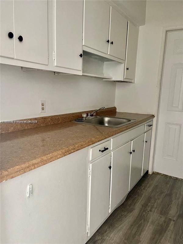 780 81st St #8, Miami Beach, FL 33141