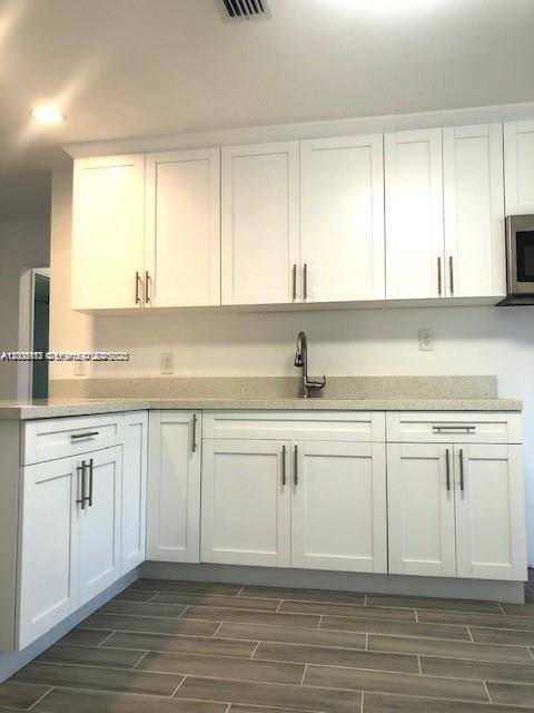 215 SW 10th St #0, Hallandale Beach, FL 33009