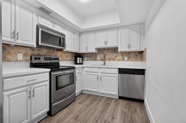 2100 Diana Dr #310, Hallandale Beach, FL 33009
