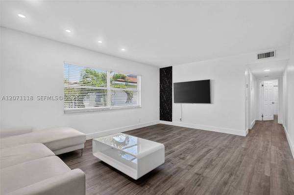 2100 Diana Dr #310, Hallandale Beach, FL 33009