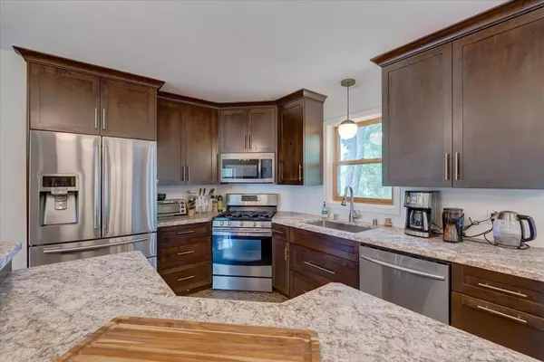 6 Arther Court, Madison, WI 53713