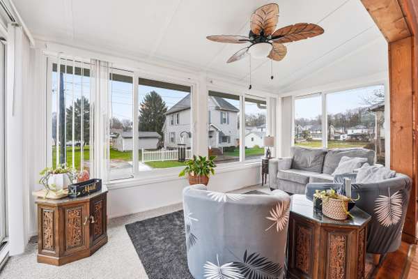 16 S 9th St, Sharpsville, PA 16150-2006