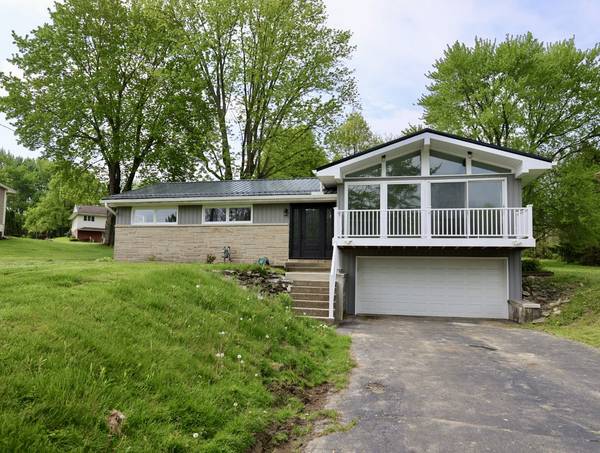 527 McCombs Cir, New Castle, PA 16101-9155