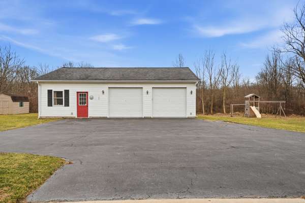 3699 Mitchell Rd, New Castle, PA 16105-2951