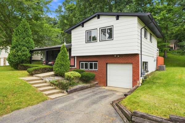 2878 Plank Rd, New Castle, PA 16105-1551