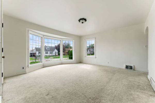 300 W Elizabeth St, New Castle, PA 16105-1908