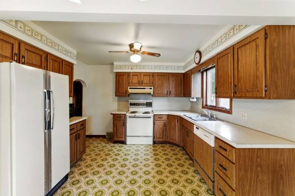 300 W Elizabeth St, New Castle, PA 16105-1908