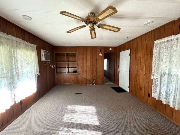 1515 Lee Ln, Grove City, PA 16127-9321