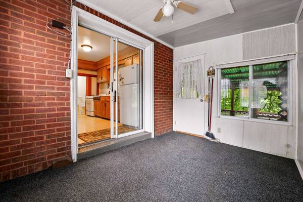 104 Pittsburgh Cir, Ellwood City, PA 16117-2138