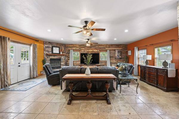 8 Stephen Dr, New Castle, PA 16105-1029