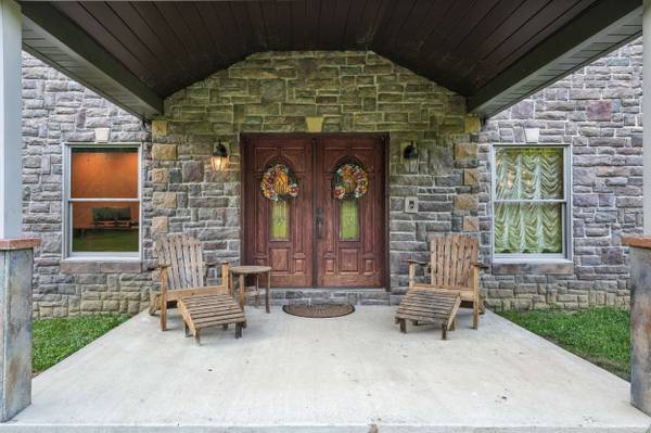 158 Skyview Dr, New Castle, PA 16102-3648