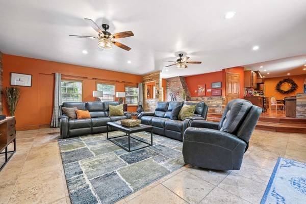 8 Stephen Dr, New Castle, PA 16105-1029