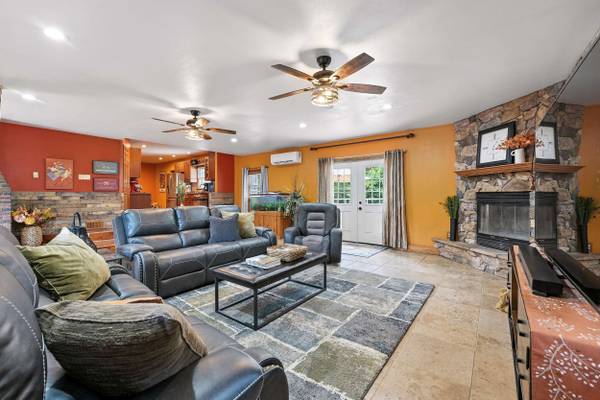 8 Stephen Dr, New Castle, PA 16105-1029