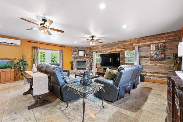 8 Stephen Dr, New Castle, PA 16105-1029