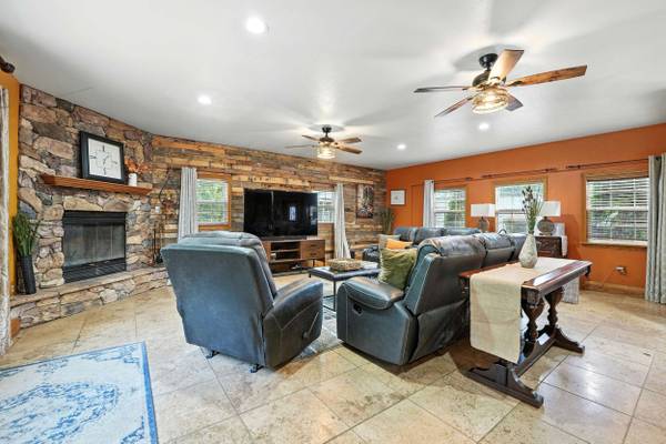 8 Stephen Dr, New Castle, PA 16105-1029