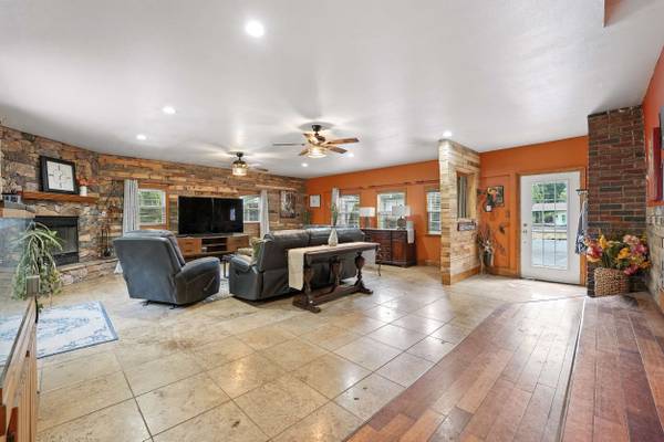 8 Stephen Dr, New Castle, PA 16105-1029