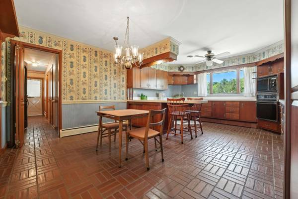 2560 Blossom Ln, New Castle, PA 16105-1642