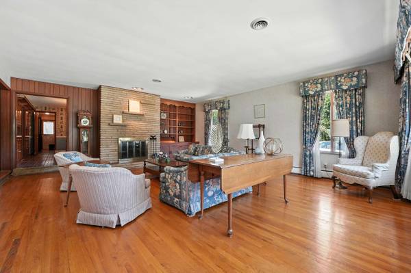 2560 Blossom Ln, New Castle, PA 16105-1642