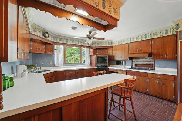 2560 Blossom Ln, New Castle, PA 16105-1642