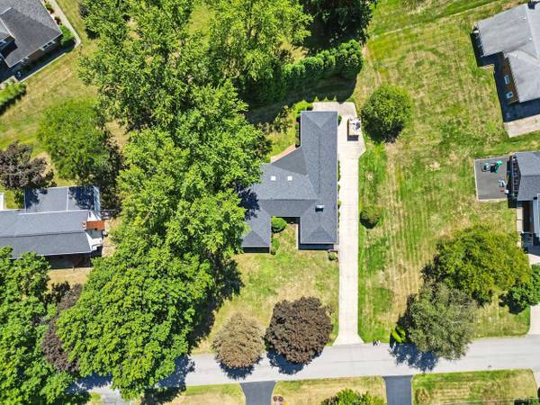 2560 Blossom Ln, New Castle, PA 16105-1642