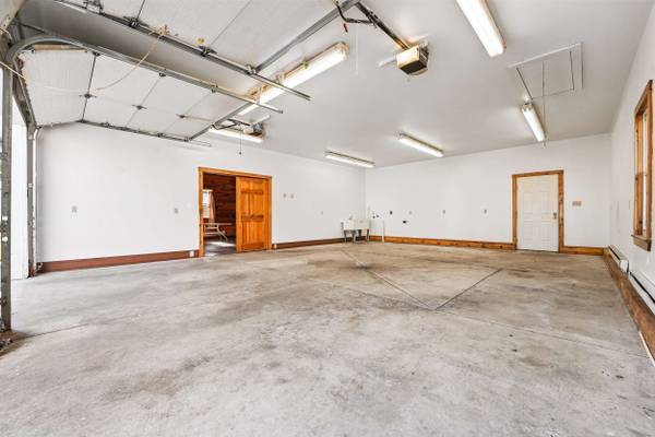 3699 Mitchell Rd, New Castle, PA 16105-2951