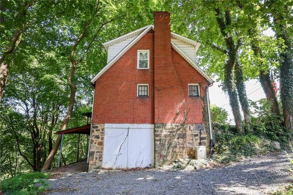 104 Pittsburgh Cir, Ellwood City, PA 16117