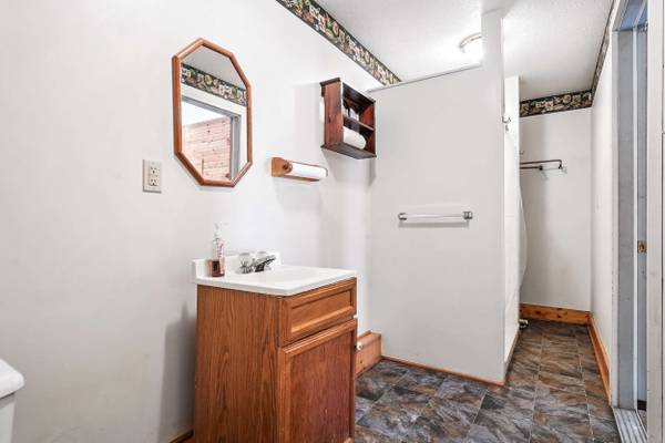 3699 Mitchell Rd, New Castle, PA 16105-2951