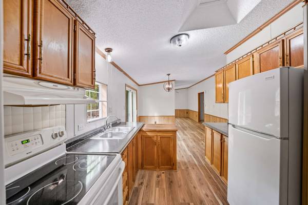 454 Mountain View Rd, New Castle, PA 16101-8726