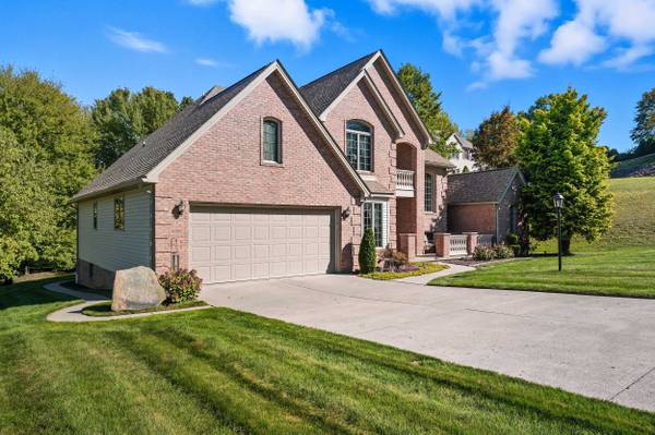 2431 Woodland Hills Dr, New Castle, PA 16101-5571