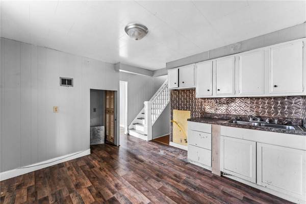 1205 Lawrence Ave, Ellwood City, PA 16117