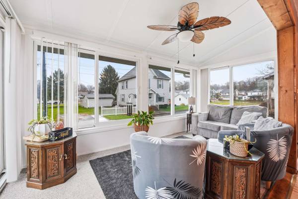 16 S 9th St, Sharpsville, PA 16150-2006