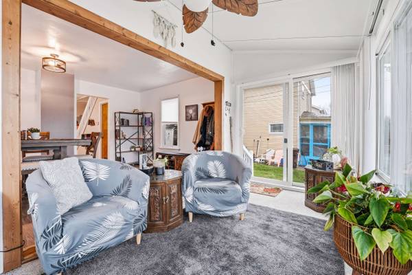 16 S 9th St, Sharpsville, PA 16150-2006