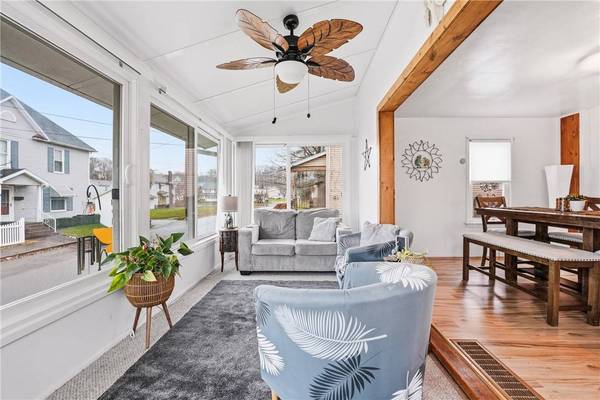 16 S 9th St, Sharpsville, PA 16150