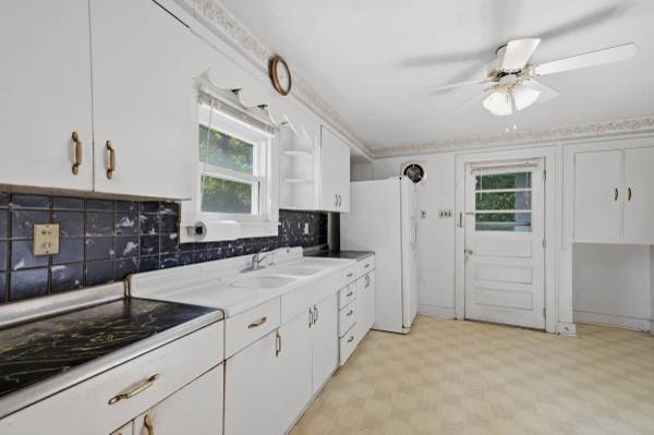 118 E Fairmont Ave, New Castle, PA 16105-2146