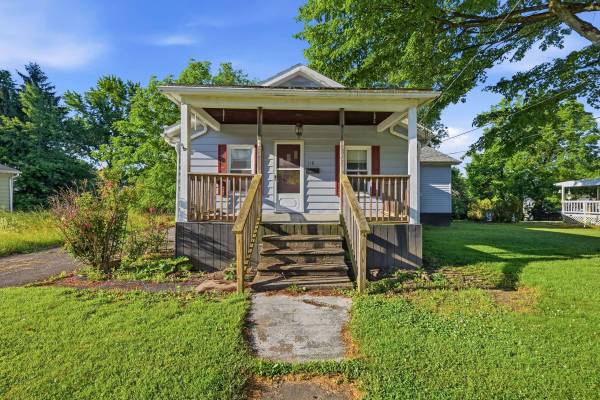 118 E Fairmont Ave, New Castle, PA 16105-2146